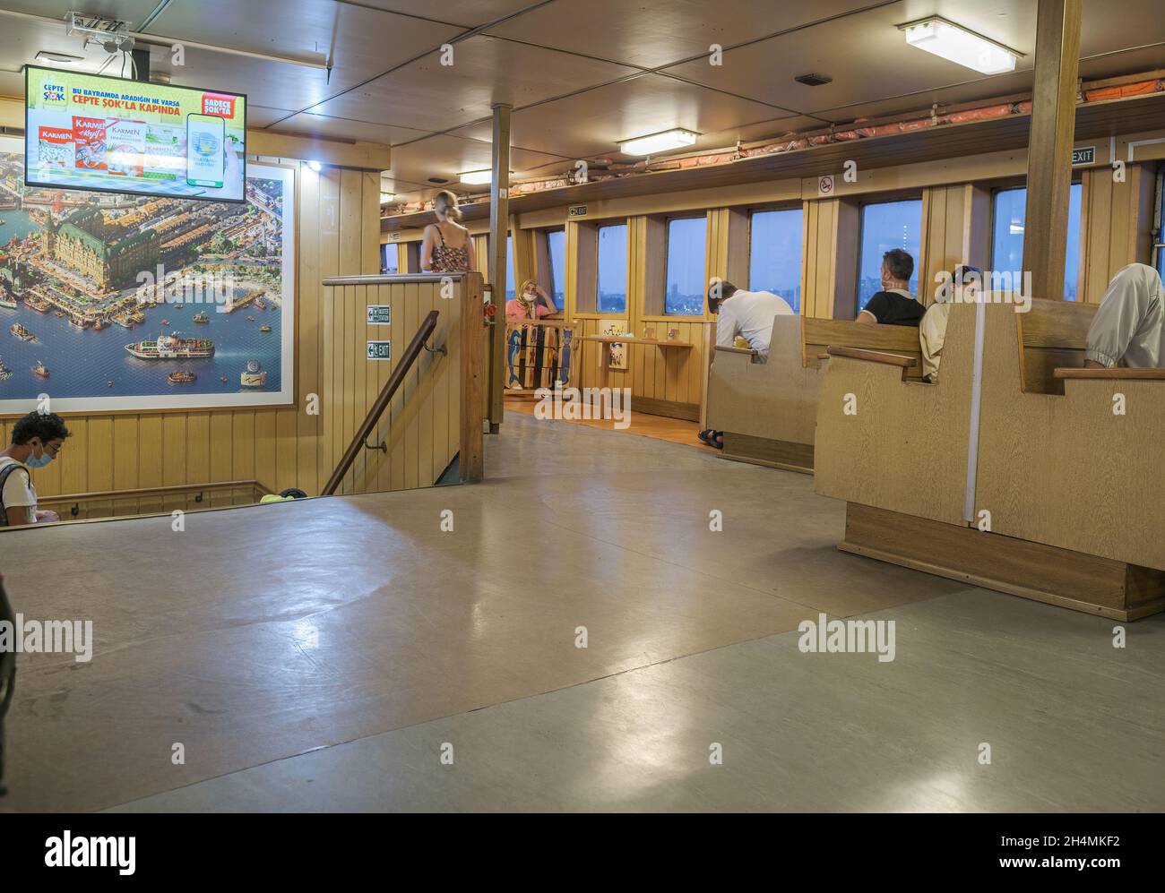 Kinaliada, Istanbul, Turchia - 07.30.2021: Interno di una delle navi passeggeri di Marmara e persone che camminano per dormire in attesa a Kadikoy-Adal Foto Stock