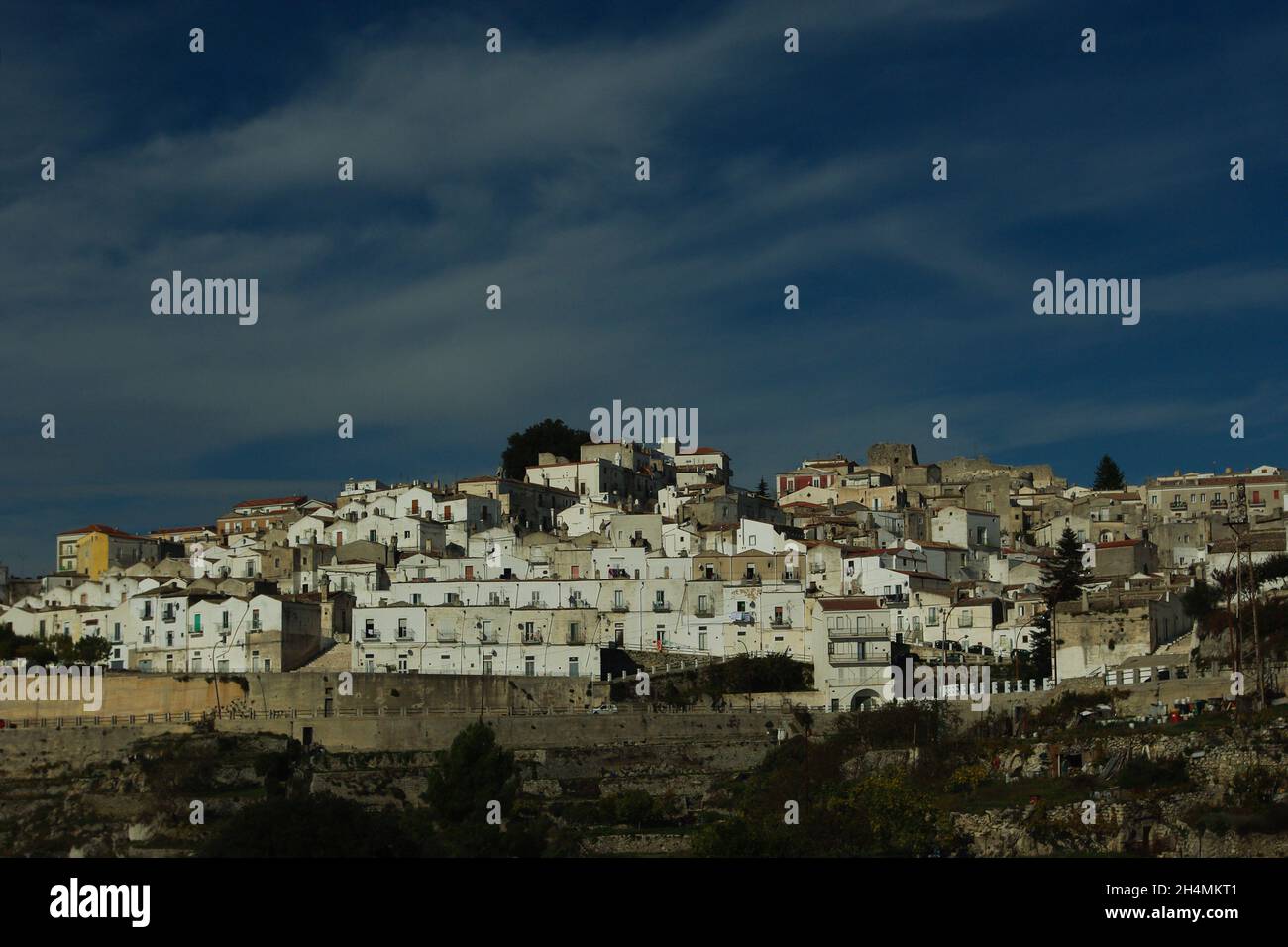 Vista sull'antico borgo di Monte Sant'Angelo con le sue case caratteristiche, famose per il santuario di San Michele Arcangelo. - Foggia - Puglia Foto Stock