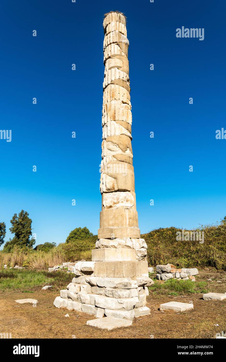 Il pilastro solitario ricostruito del sito del Tempio di Artemide a Selcuk, Turchia. Il pilastro è tutto ciò che rimane del tempio massiccio, uno dei se Foto Stock
