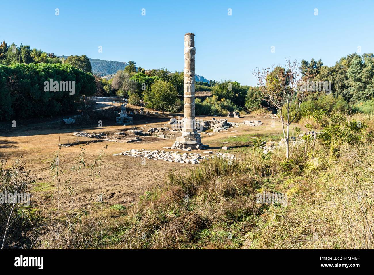 Il tempio di Artemide sito a Selcuk, Turchia, con un pilastro solitario ricostruito. Il pilastro è tutto ciò che rimane del tempio massiccio, uno dei S. Foto Stock