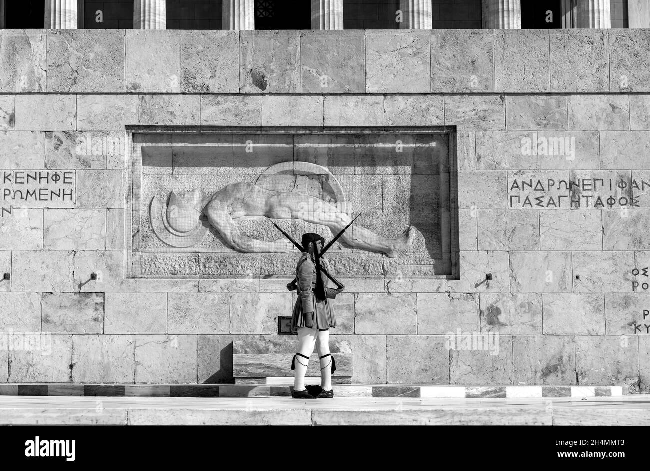 Cambio di guardia al Monumento del Milite Ignoto in Piazza Syntagma il Parlamento ellenico greco che è la piazza centrale di Atene. Foto Stock