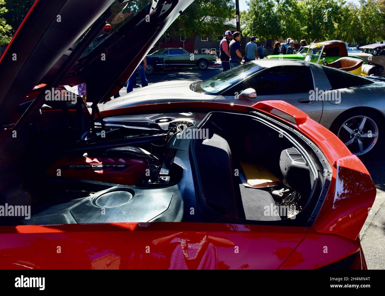 FRESNO, STATI UNITI - 09 ottobre 2021: Primo piano del NUOVO motore Red Corvette Chevrolet Car una vista laterale che mostra un piccolo spazio di tronco Foto Stock