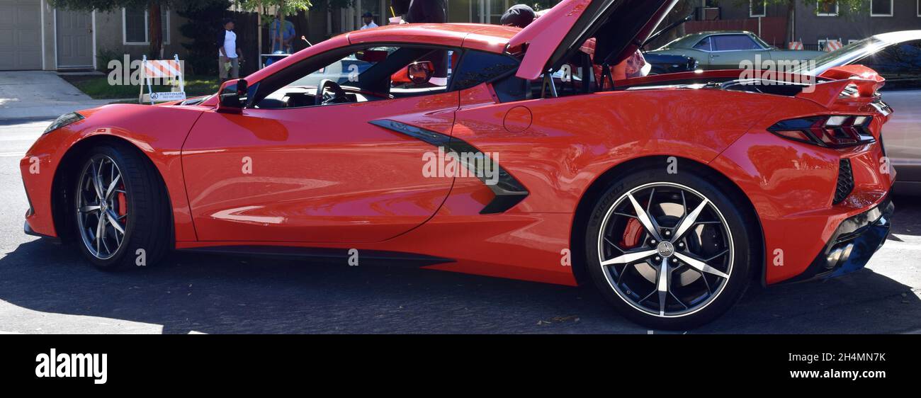 FRESNO, STATI UNITI D'AMERICA - Ott 09, 2021: Un profilo Foto della NUOVA Corvette Chevrolet 2021 ROSSA con il bagagliaio aperto al salone Foto Stock