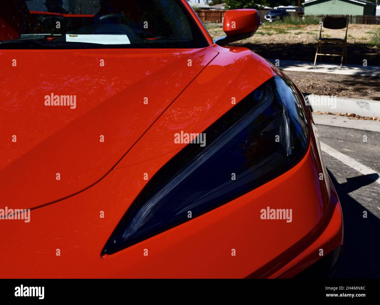 FRESNO, STATI UNITI D'AMERICA - Ott 09, 2021: Un primo piano della NUOVA vettura di lusso 2021 Red Corvette Chevrolet Steering Wheel Foto Stock