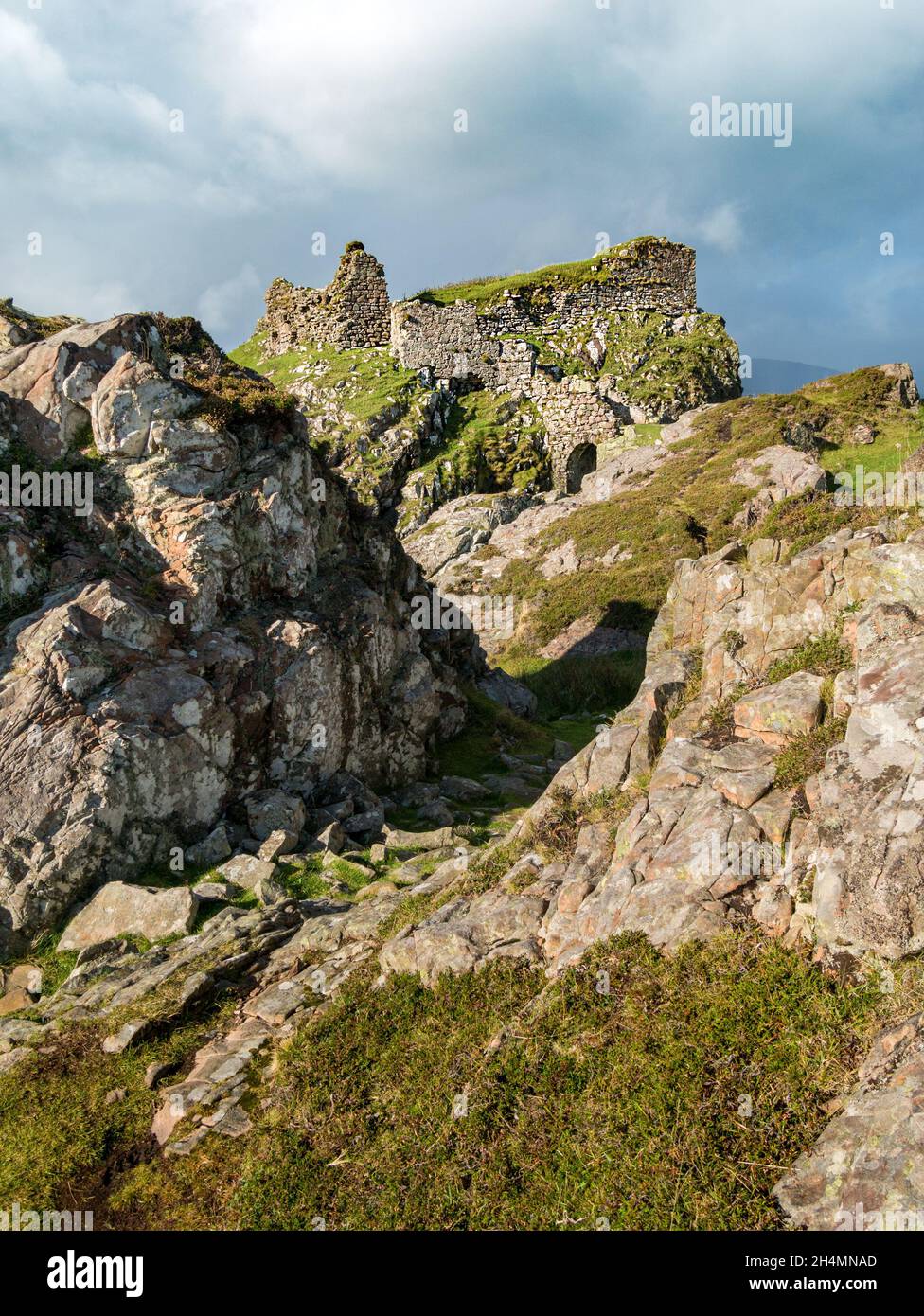 Rovine di Dun Scaich (Dunscaith) Castello, Tokavaig, Isola di Skye, Scozia, Regno Unito Foto Stock