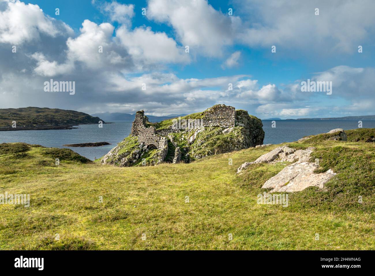 Rovine di Dun Scaich (Dunscaith) Castello, Tokavaig, Isola di Skye, Scozia, Regno Unito Foto Stock