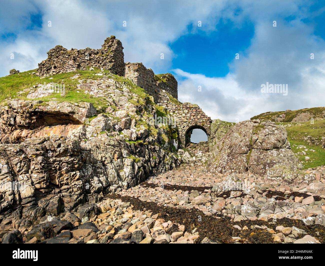 Rovine di Dun Scaich (Dunscaith) Castello, Tokavaig, Isola di Skye, Scozia, Regno Unito Foto Stock