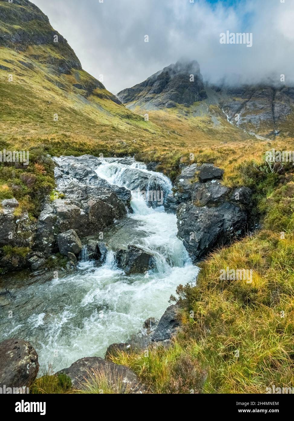 Una cascata sul fiume Allt na Dunaiche sotto le pendici di montagna di Blaven nel Cuillin Nero sull'isola di Skye, Scozia, Regno Unito Foto Stock