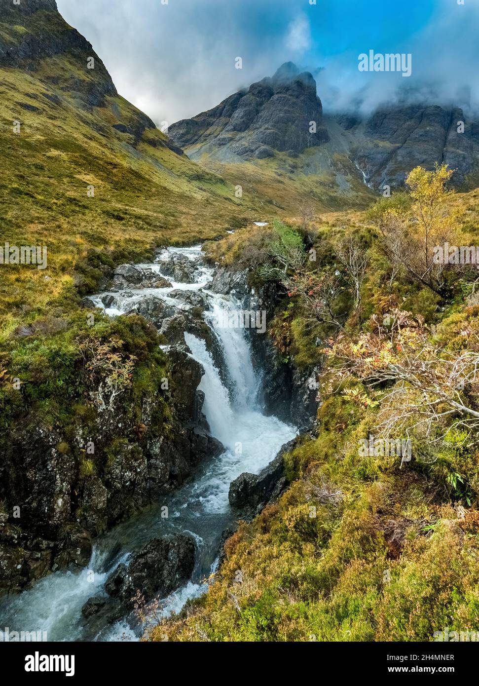 Una cascata sul fiume Allt na Dunaiche sotto le pendici di montagna di Blaven nel Cuillin Nero sull'isola di Skye, Scozia, Regno Unito Foto Stock
