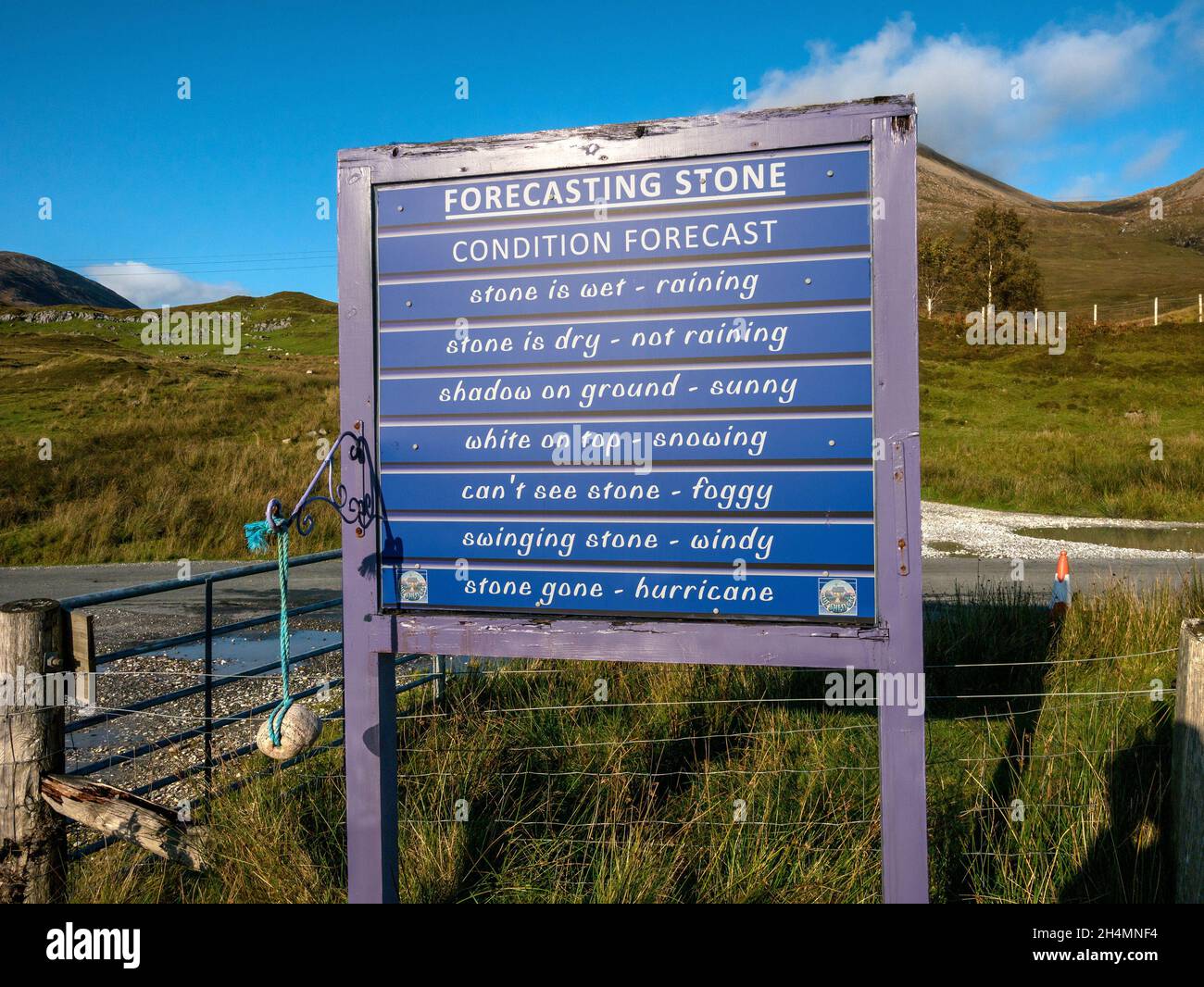 Humorous tempo previsionale segno di pietra, Amy's Place Tearoom (era Blue Shed Cafe), Torrin, Isola di Skye, Scozia, Regno Unito Foto Stock