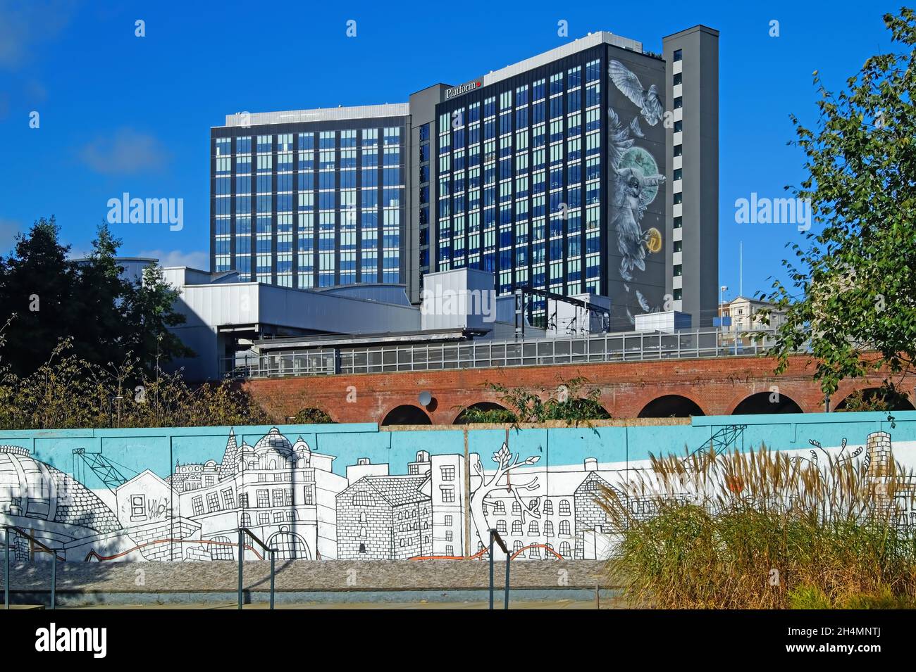 Regno Unito, West Yorkshire, Leeds, Sovereign Square, Mural, Ponte ferroviario e edificio della piattaforma Foto Stock