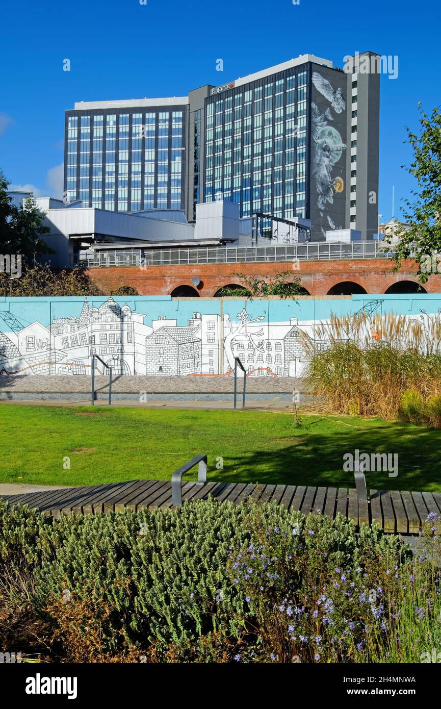 Regno Unito, West Yorkshire, Leeds, Sovereign Square, Mural, Ponte ferroviario e edificio della piattaforma Foto Stock