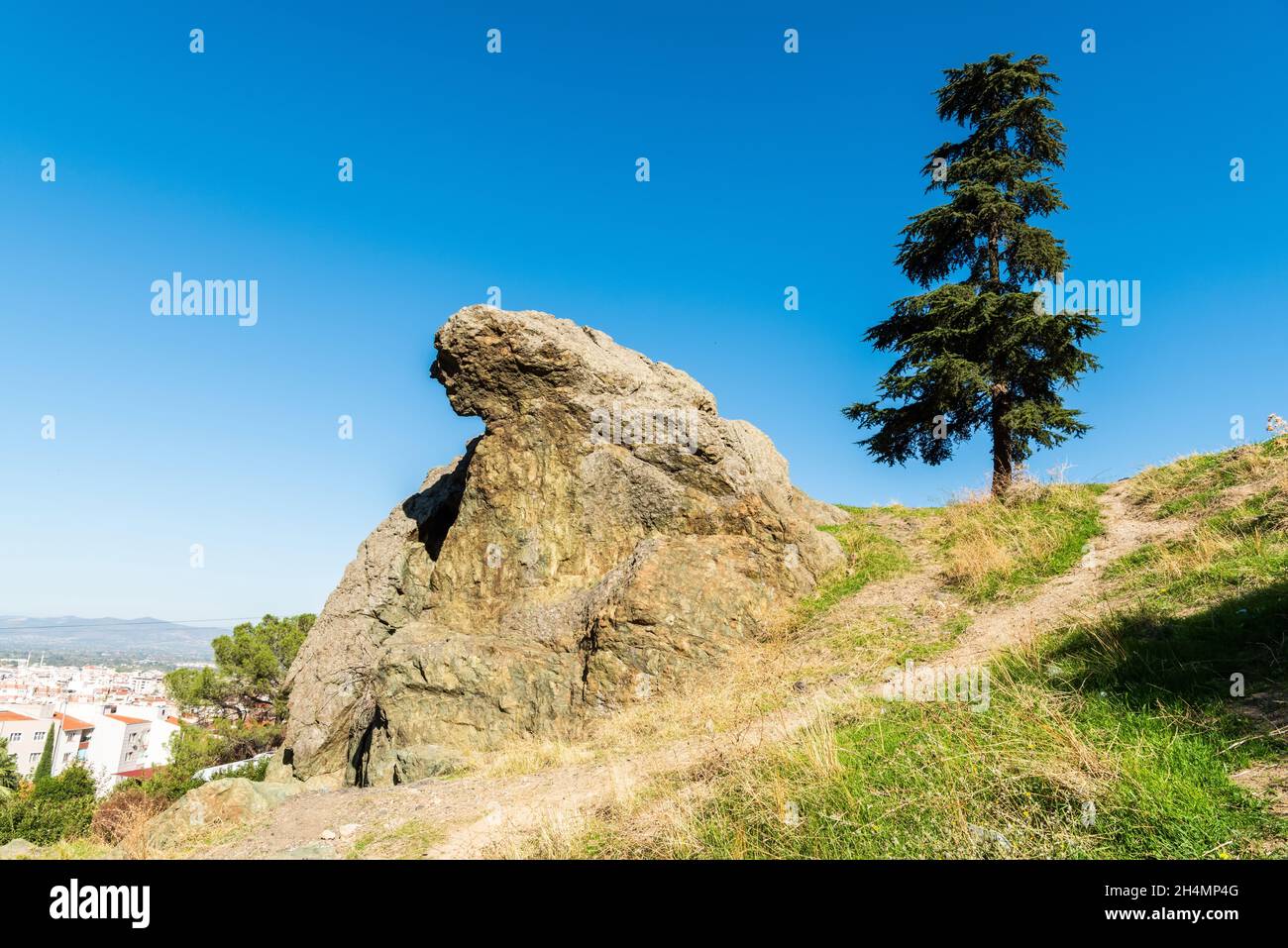 Niobe Weeping Rock (Aglayan Kaya), una formazione naturale di roccia, a Manisa, Turchia. Secondo la mitologia greca, le divinità greche Apollo e Artemis si baciavano Foto Stock