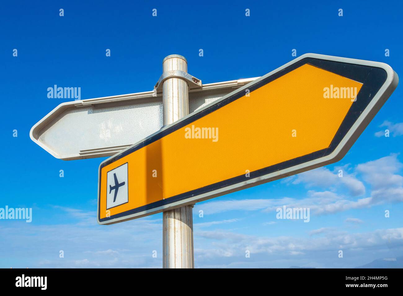 Cartello bianco giallo sulla strada dell'aeroporto contro il cielo blu vicino all'aeroporto di Palma Mallorca Foto Stock