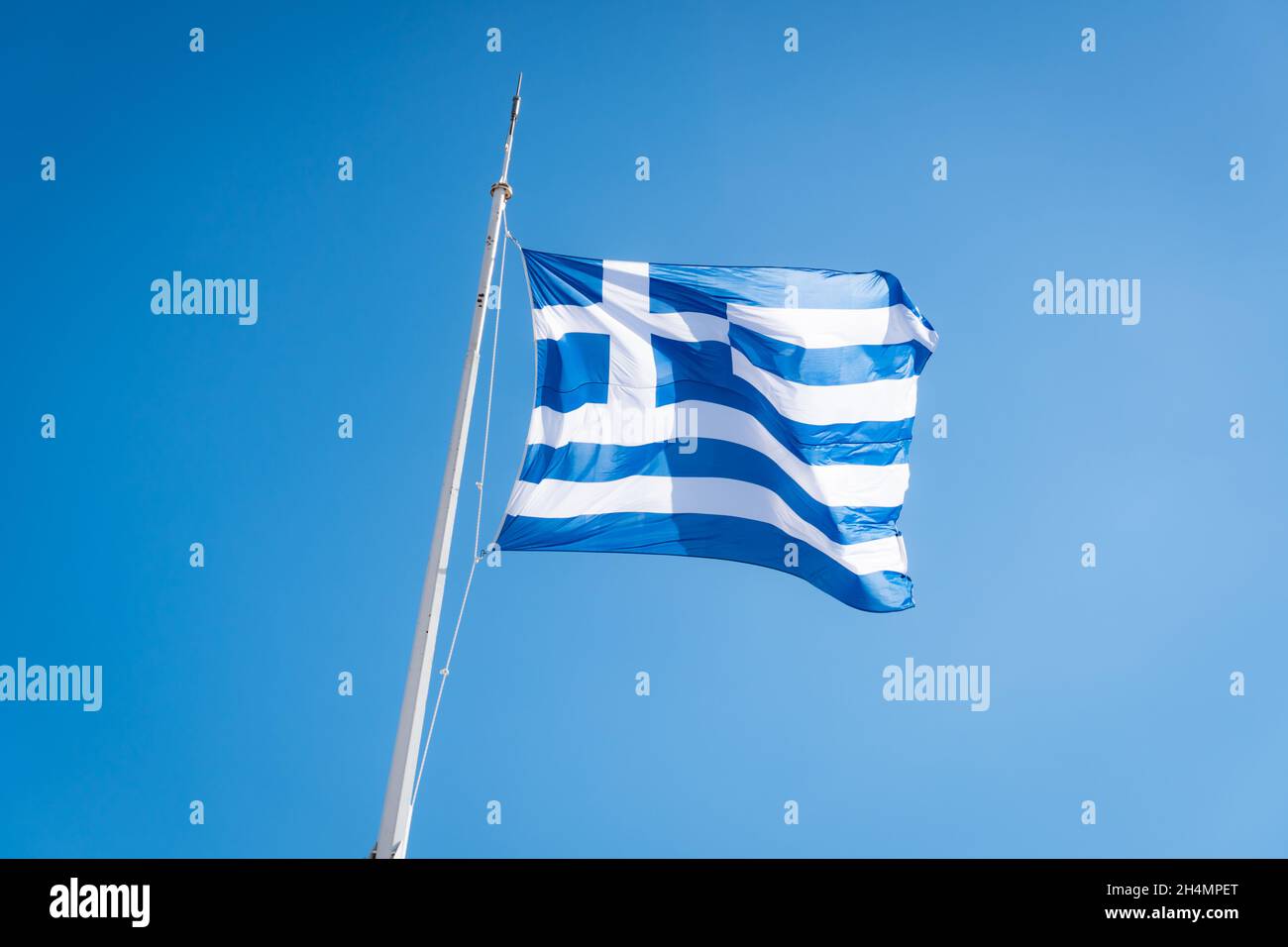 Bandiera greca contro cielo azzurro. Simbolo del paese nel sud dell'Europa. Foto Stock