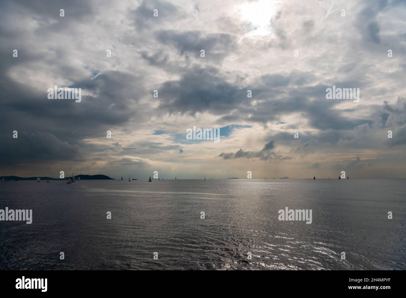 Cieli tempestosi sul mare di Marmara nel quartiere Kadikoy di Istanbul, Turchia. Foto Stock