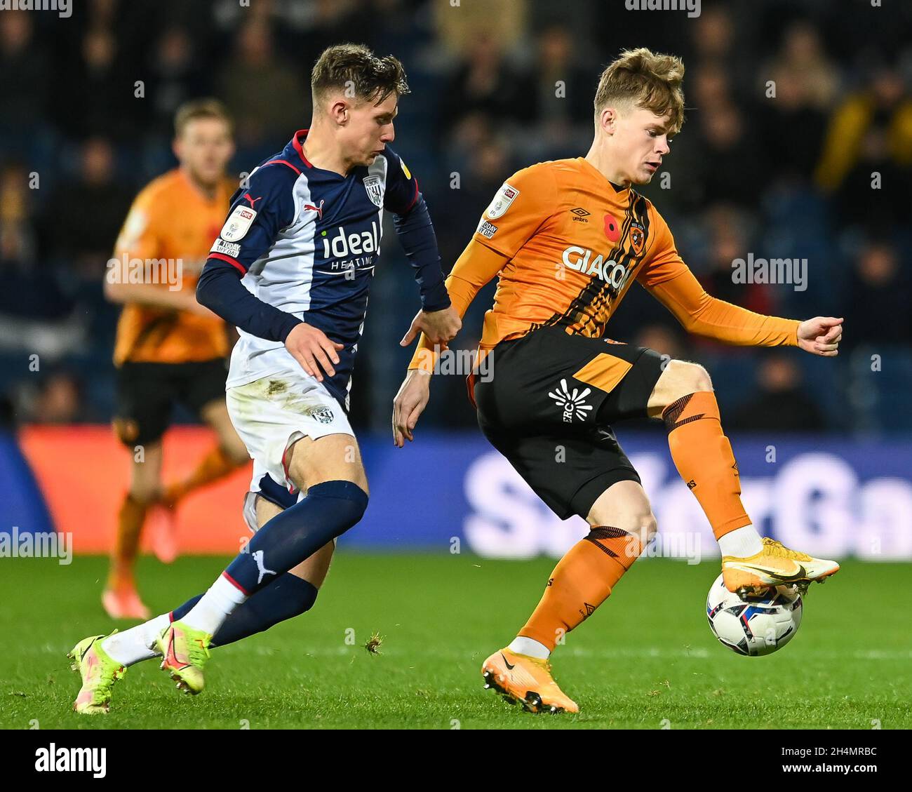 Greg Dochrety #8 di Hull City controlla la palla sotto pressione da Taylor Gardner-Hickman #29 di West Bromwich Albion in, il 11/3/2021. (Foto di Craig Thomas/News Images/Sipa USA) Credit: Sipa USA/Alamy Live News Foto Stock