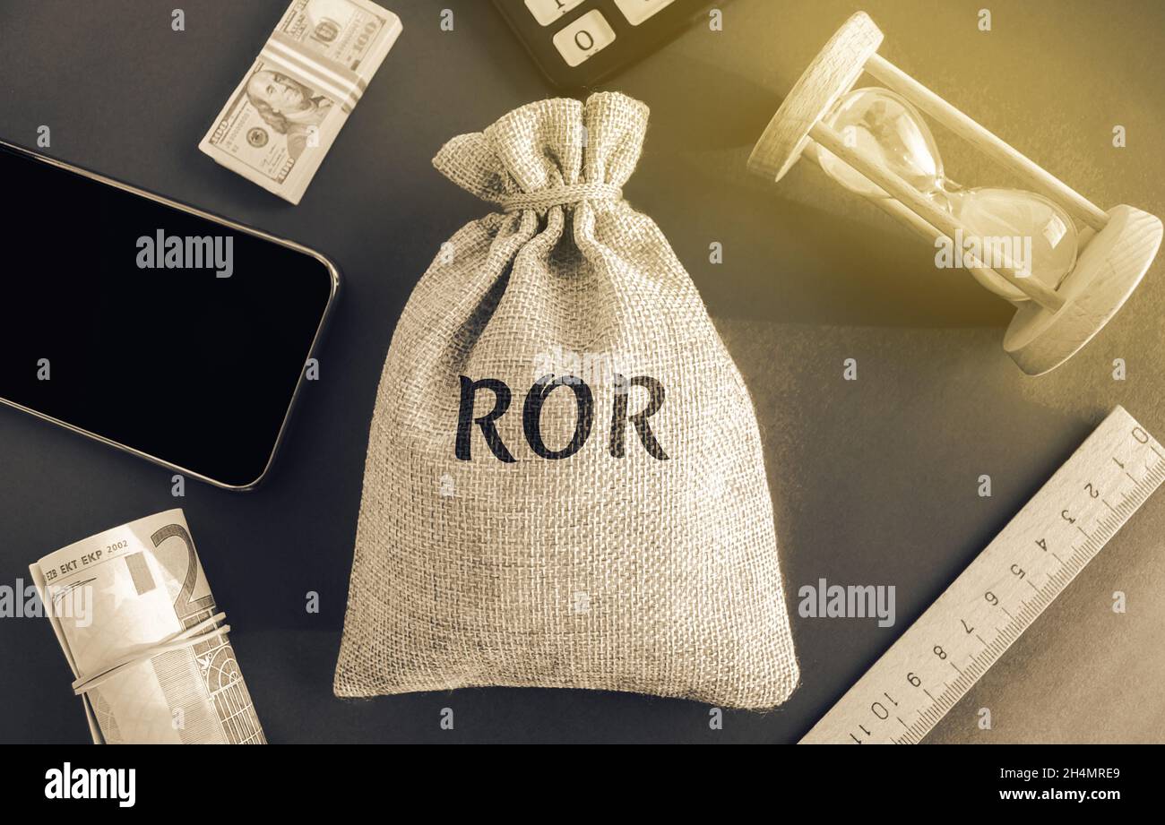 Borsa di denaro con la parola Ror - tasso di rendimento. Utile o perdita netto di un investimento in un determinato periodo di tempo espresso in percentuale dell'originale Foto Stock