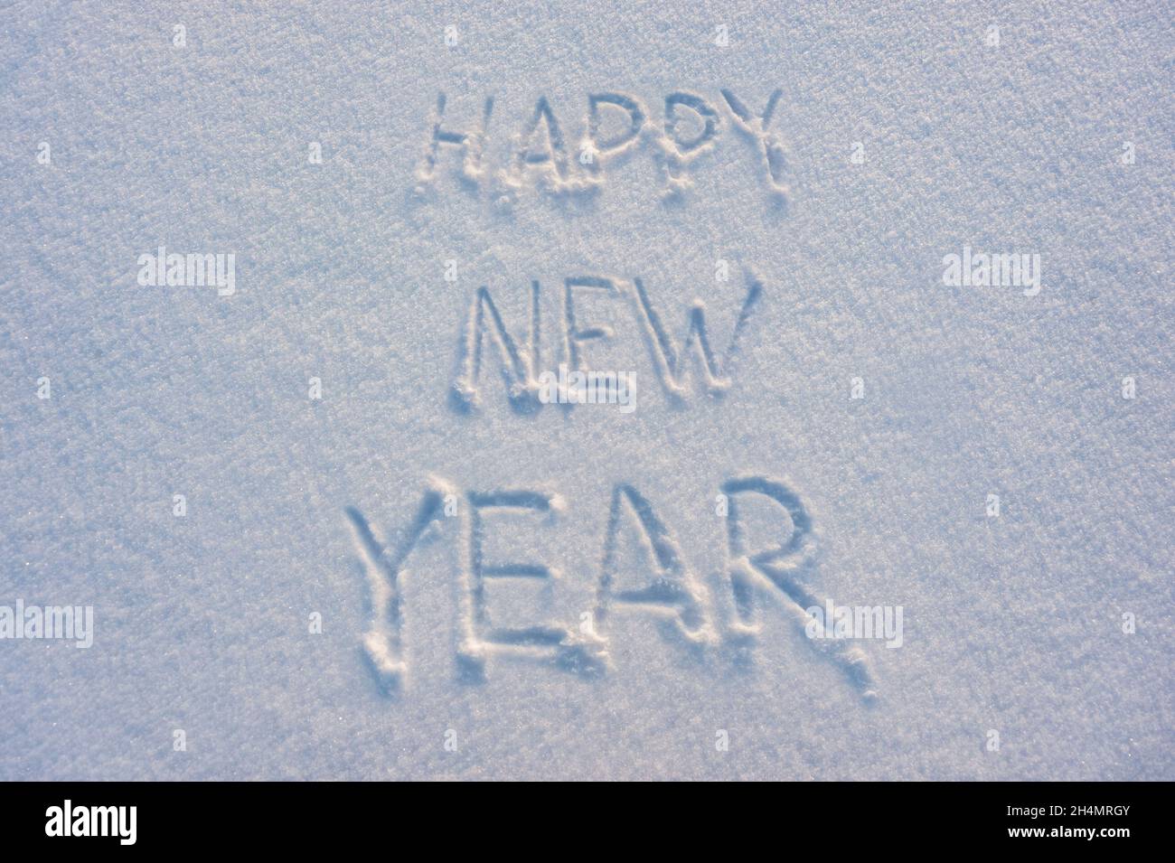 Happy New Year testo disegnare sulla neve per vacanza scheda Foto Stock