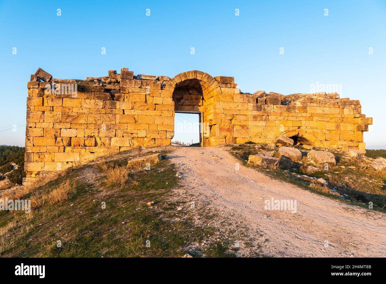 Porta monumentale della città presso l'antico sito di Blaundus nella provincia di Usak in Turchia. Vista al tramonto. Il cancello è la struttura più durevole di Blaundos, co Foto Stock
