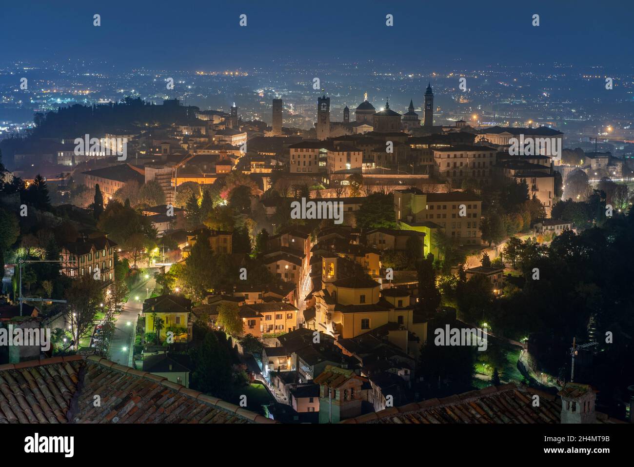 L'antica città di Bergamo in serata Foto Stock