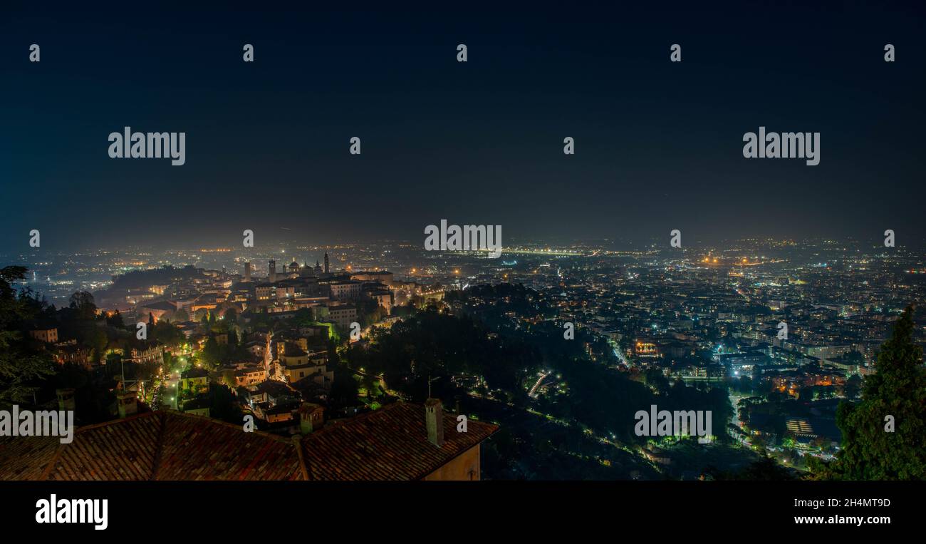 L'antica città di Bergamo in serata Foto Stock