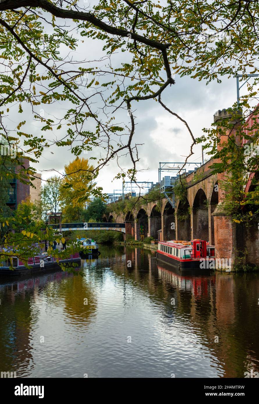 Emmeline Pankhurst chiatta ormeggiata accanto al viadotto sul canale Bridgewater, Castlefield, Deansgate, Manchester, Inghilterra, REGNO UNITO Foto Stock