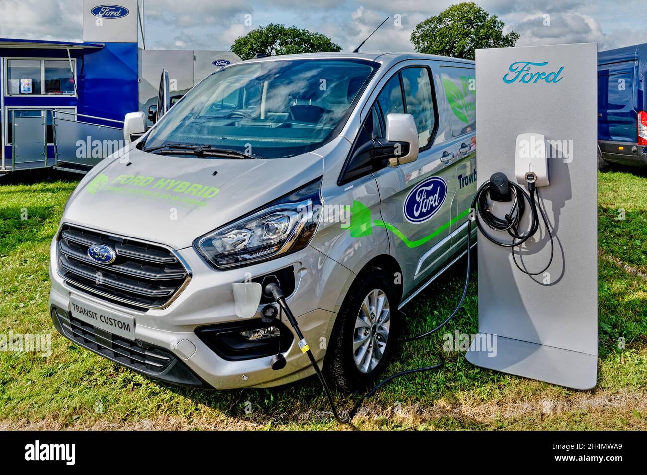 Frome, Somerset, UK - Settembre 11 2021: Un furgone Ford Transit Custom 340LTD PHEV CVT in mostra al Frome Agricultural and Cheese Show 2021 Foto Stock