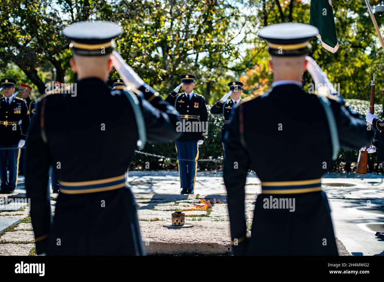 Arlington, Stati Uniti d'America. 03 novembre 2021. Arlington, Stati Uniti d'America. 03 novembre 2021. Guardia d'onore con il 1° comando delle forze speciali Airborne tenere una cerimonia di deposizione della corona al cimitero del presidente John F. Kennedy presso il cimitero nazionale di Arlington 3 novembre 2021 ad Arlington, Virginia. La cerimonia commemora i contributi di Kennedy alle forze speciali dell'esercito degli Stati Uniti. Credit: Elizabeth Fraser/U.S. Army/Alamy Live News Foto Stock