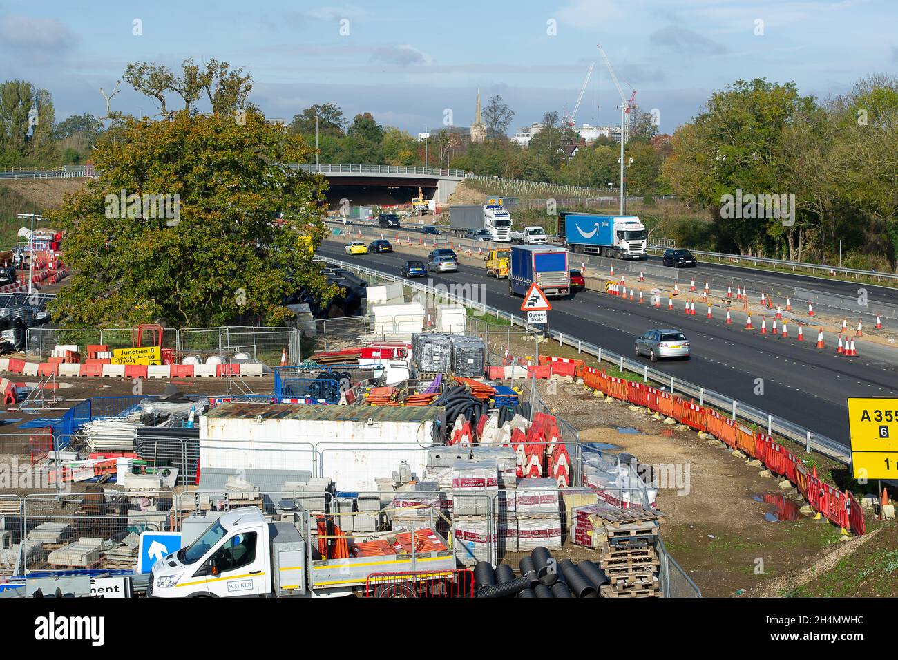 Datchet, Berkshire, Regno Unito. 3 novembre 2021. I lavori proseguono con l'aggiornamento della M4 a un'autostrada intelligente digitale All Lanes. Gli MPS chiedono che il lavoro sulle autostrade intelligenti venga interrotto per cinque anni, in modo da poter fare più ricerca sulla loro sicurezza e anche per rendere le autostrade intelligenti esistenti più sicure con l'aggiunta di più aree di rifugio di emergenza. Credit: Maureen McLean/Alamy Live News Foto Stock