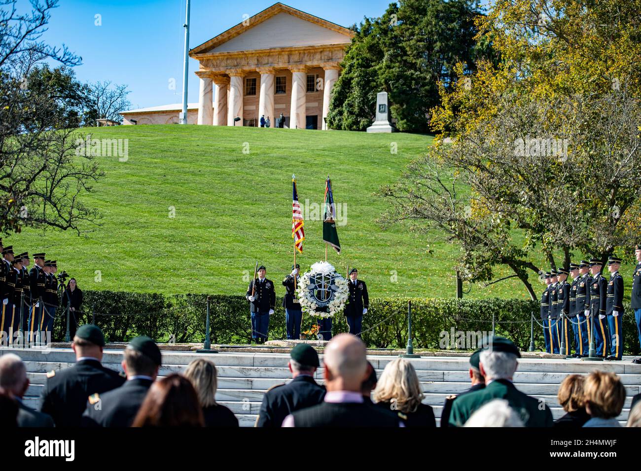 Arlington, Stati Uniti d'America. 03 novembre 2021. Arlington, Stati Uniti d'America. 03 novembre 2021. I membri del 1° comando delle forze speciali Airborne, noti come i Beretti Verdi, celebrano una cerimonia di posa della corona al cimitero nazionale del presidente John F. Kennedy ad Arlington, 3 novembre 2021 ad Arlington, Virginia. La cerimonia commemora i contributi di Kennedy alle forze speciali dell'esercito degli Stati Uniti. Credit: Elizabeth Fraser/U.S. Army/Alamy Live News Foto Stock