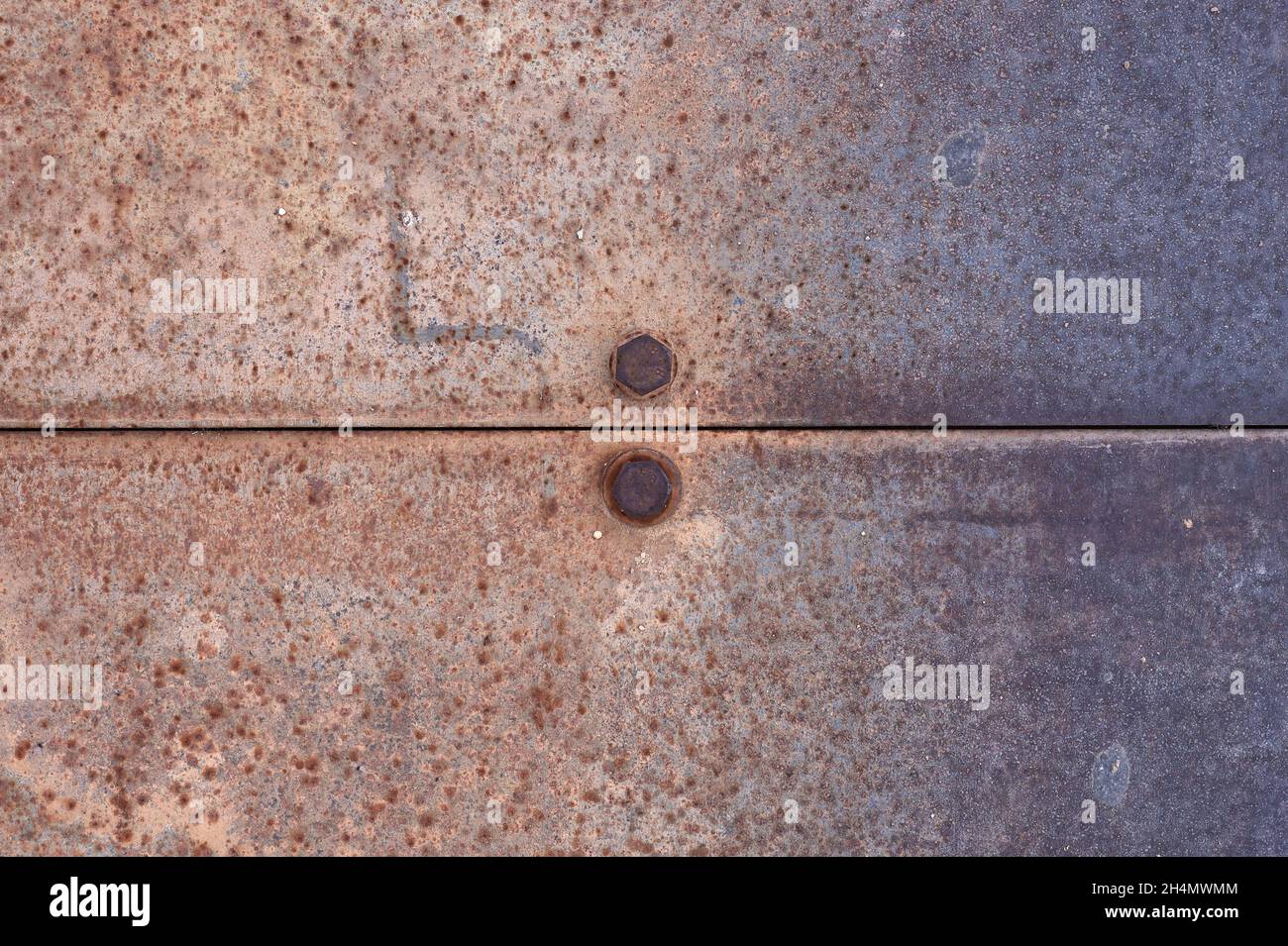 particolare di lamiere arrugginite tenute insieme da viti Foto Stock