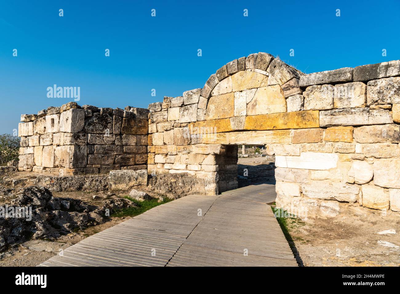 Porta bizantina meridionale a Hierapolis antico sito nella provincia di Denizli della Turchia. Costruito in blocchi di travertino e muratura riutilizzata, alcuni in marmo, e f Foto Stock