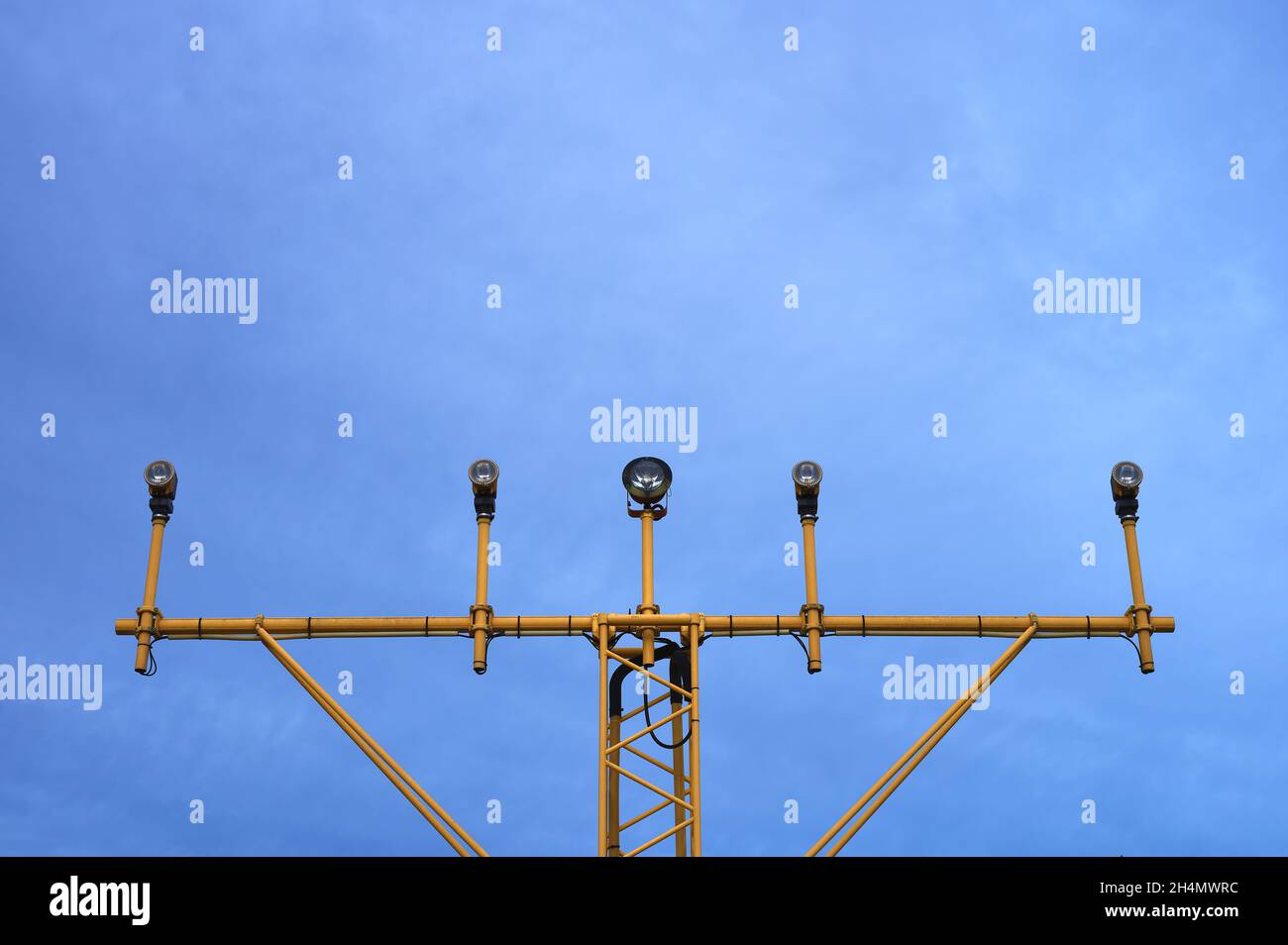 dettaglio dei segnalatori luminosi e delle luci di avvicinamento su una pista aeroportuale Foto Stock
