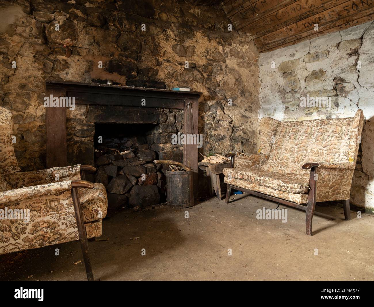 Vista interna del Corrimony bothy. Corrimony vicino a Cannich, Highland, Scozia Foto Stock