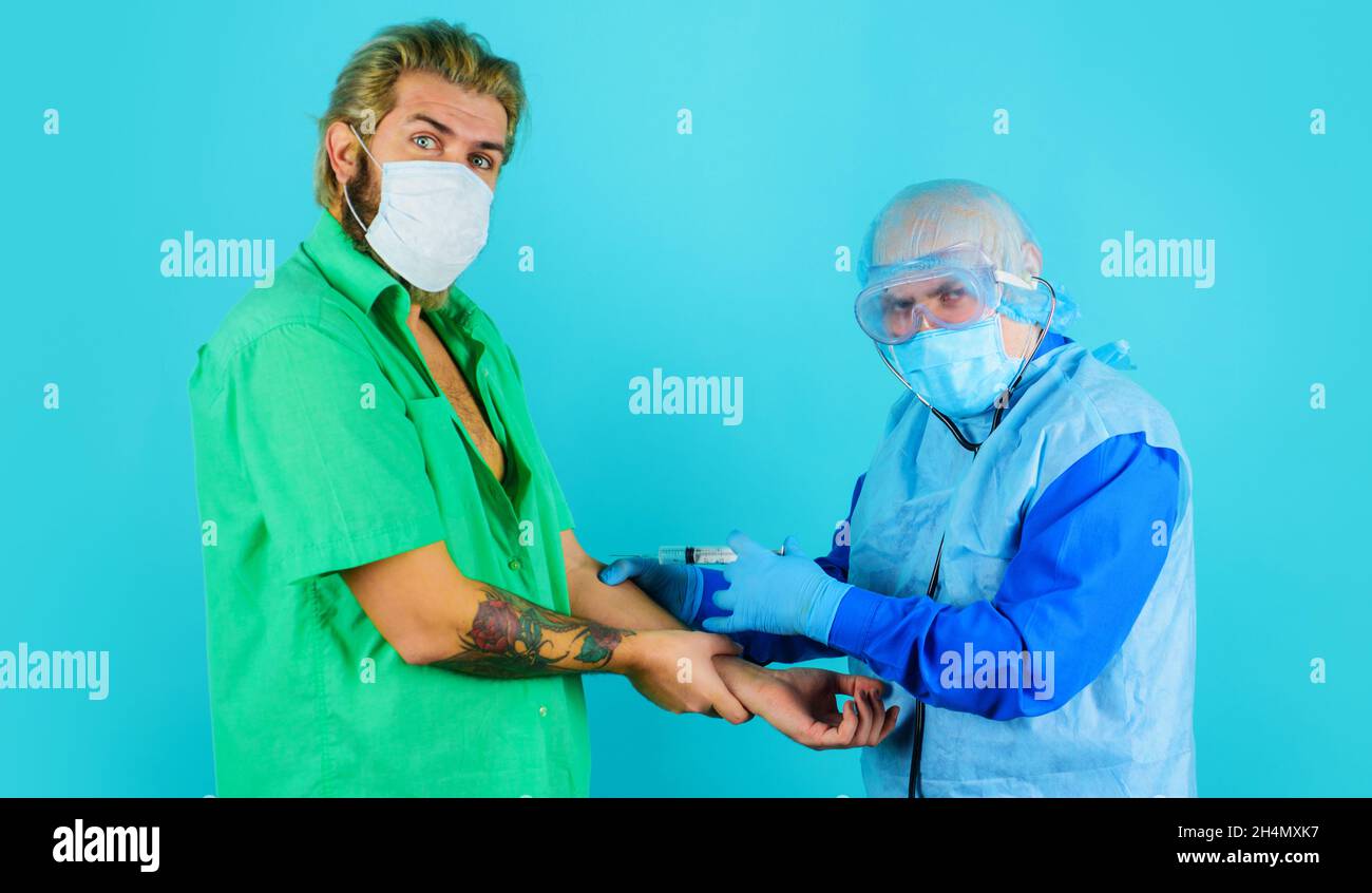 Medico che vaccina il paziente in clinica. Iniezione, anticorpo, vaccino contro il coronavirus. Vaccinazione da virus corona. Paziente vaccinato per Covid-19. Foto Stock