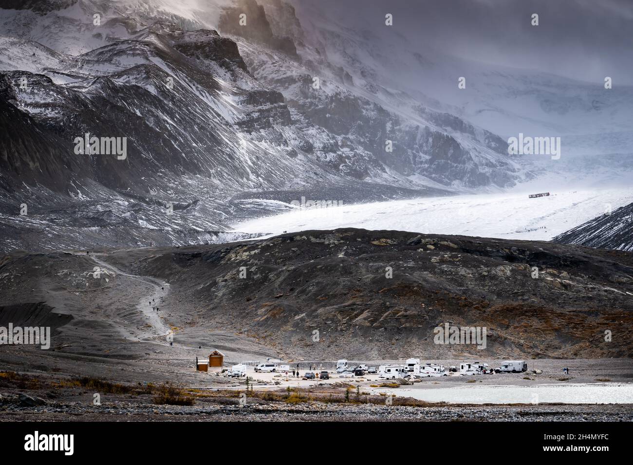 Il Columbia Icefields e il ghiacciaio Athabasca viaggiano verso un Parco Nazionale Canadese Foto Stock