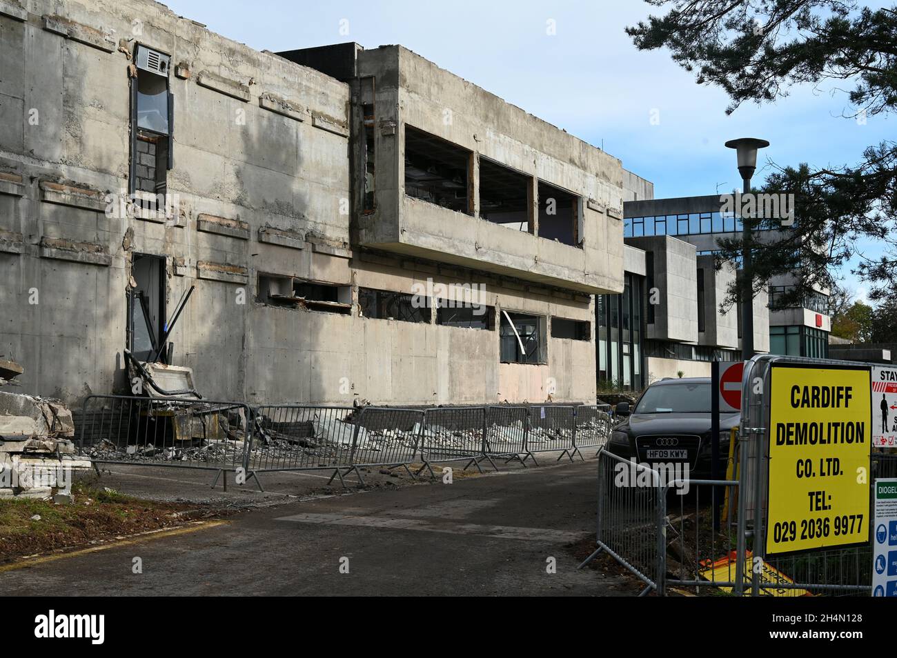 Sono in corso lavori per demolire la facciata anteriore dell'edificio principale della vecchia sede della BBC, Llandaff Cardiff. Foto di Richard Williams Foto Stock