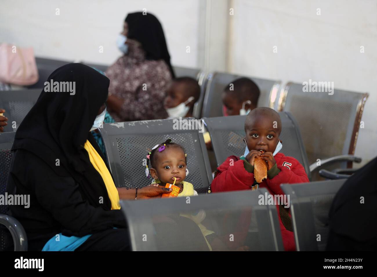 Misurata, Libia. 3 novembre 2021. Gli immigrati clandestini sono visti all'aeroporto internazionale di Misurata a Misurata, Libia, il 3 novembre 2021. Mercoledì un gruppo di 91 immigrati clandestini, per lo più bambini, sono stati volontariamente rimpatriati dalla Libia nel loro paese d'origine Niger. Credit: Amza Turkia/Xinhua/Alamy Live News Foto Stock
