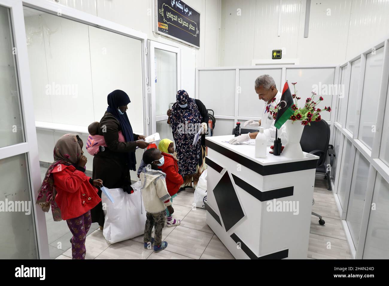 Misurata, Libia. 3 novembre 2021. Gli immigrati clandestini sono visti all'aeroporto internazionale di Misurata a Misurata, Libia, il 3 novembre 2021. Mercoledì un gruppo di 91 immigrati clandestini, per lo più bambini, sono stati volontariamente rimpatriati dalla Libia nel loro paese d'origine Niger. Credit: Amza Turkia/Xinhua/Alamy Live News Foto Stock