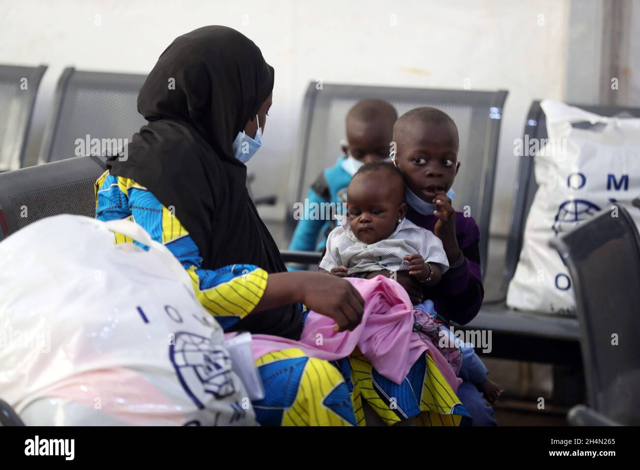 Misurata, Libia. 3 novembre 2021. Gli immigrati clandestini sono visti all'aeroporto internazionale di Misurata a Misurata, Libia, il 3 novembre 2021. Mercoledì un gruppo di 91 immigrati clandestini, per lo più bambini, sono stati volontariamente rimpatriati dalla Libia nel loro paese d'origine Niger. Credit: Amza Turkia/Xinhua/Alamy Live News Foto Stock