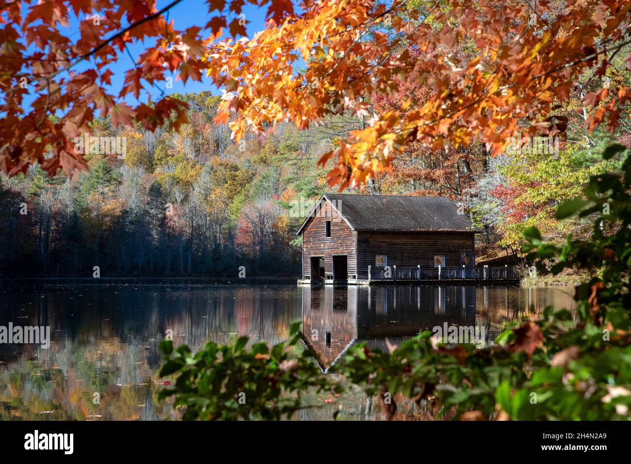 Wooden Boathouse on Lake Julia - DuPont state Recreational Forest - Cedar Mountain, North Carolina, USA Foto Stock