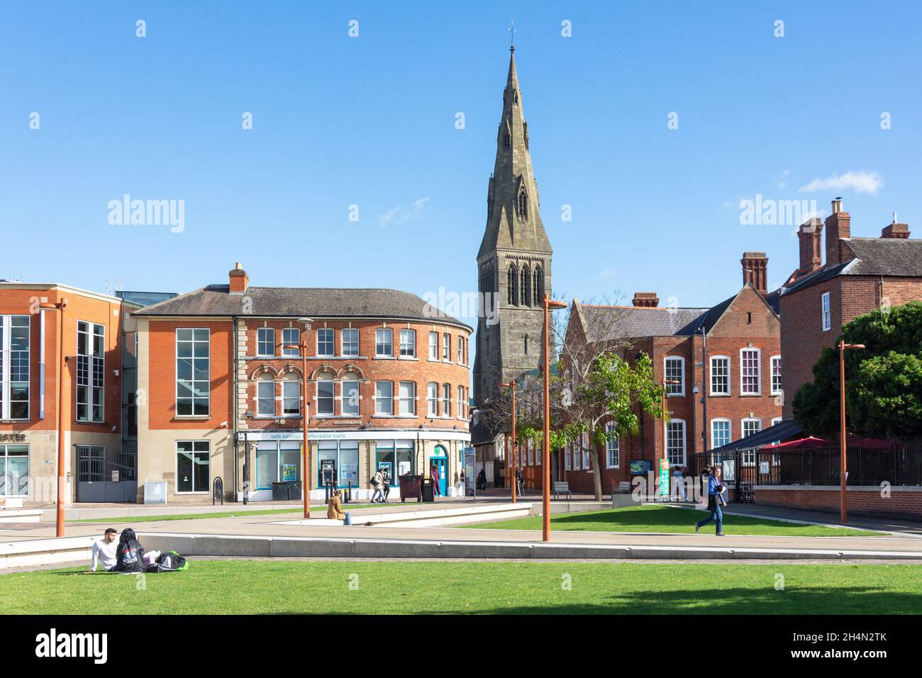 Cattedrale di Leicester da Jubilee Square, Centro Città, Città di Leicester, Leicestershire, Inghilterra, Regno Unito Foto Stock