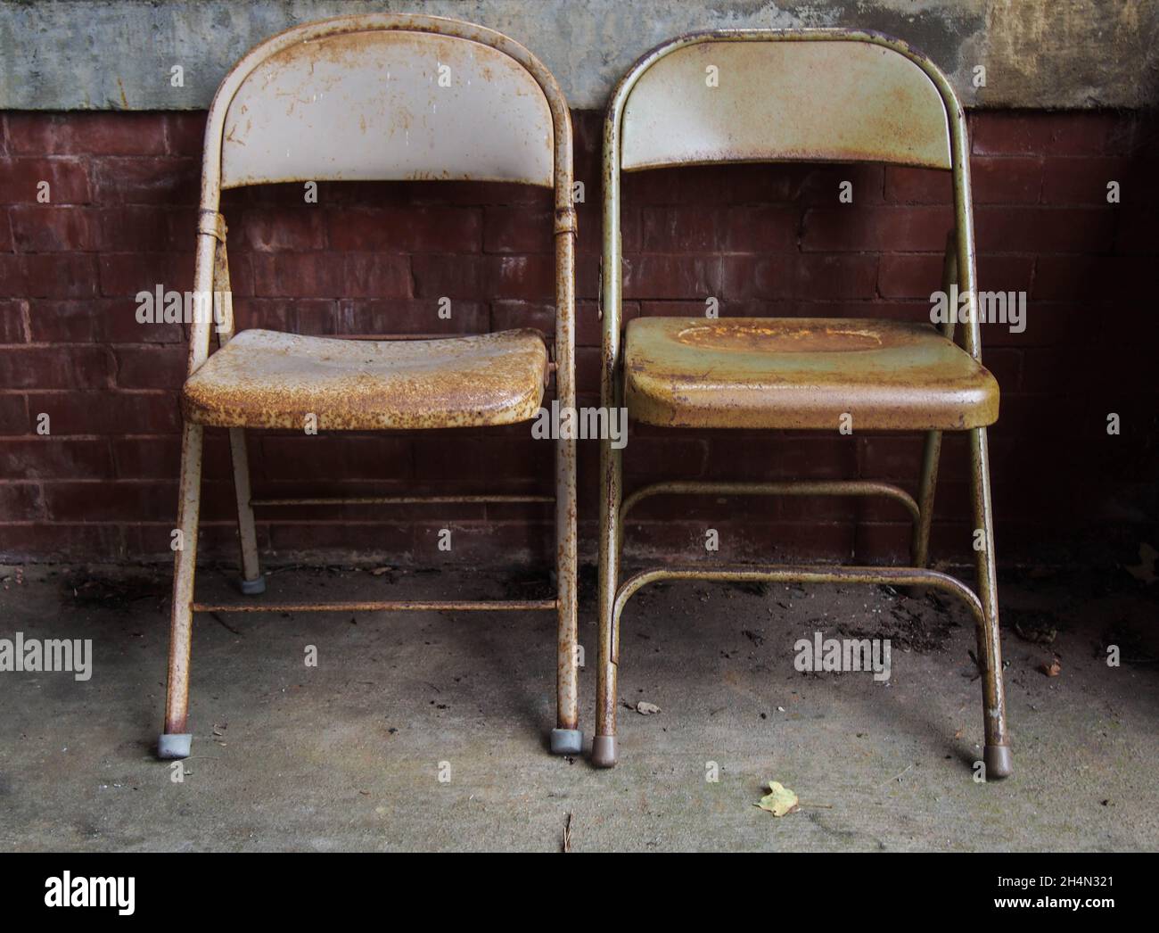 Sedie pieghevoli arrugginite, USA, 2021 © Katharine Andriotis Foto Stock