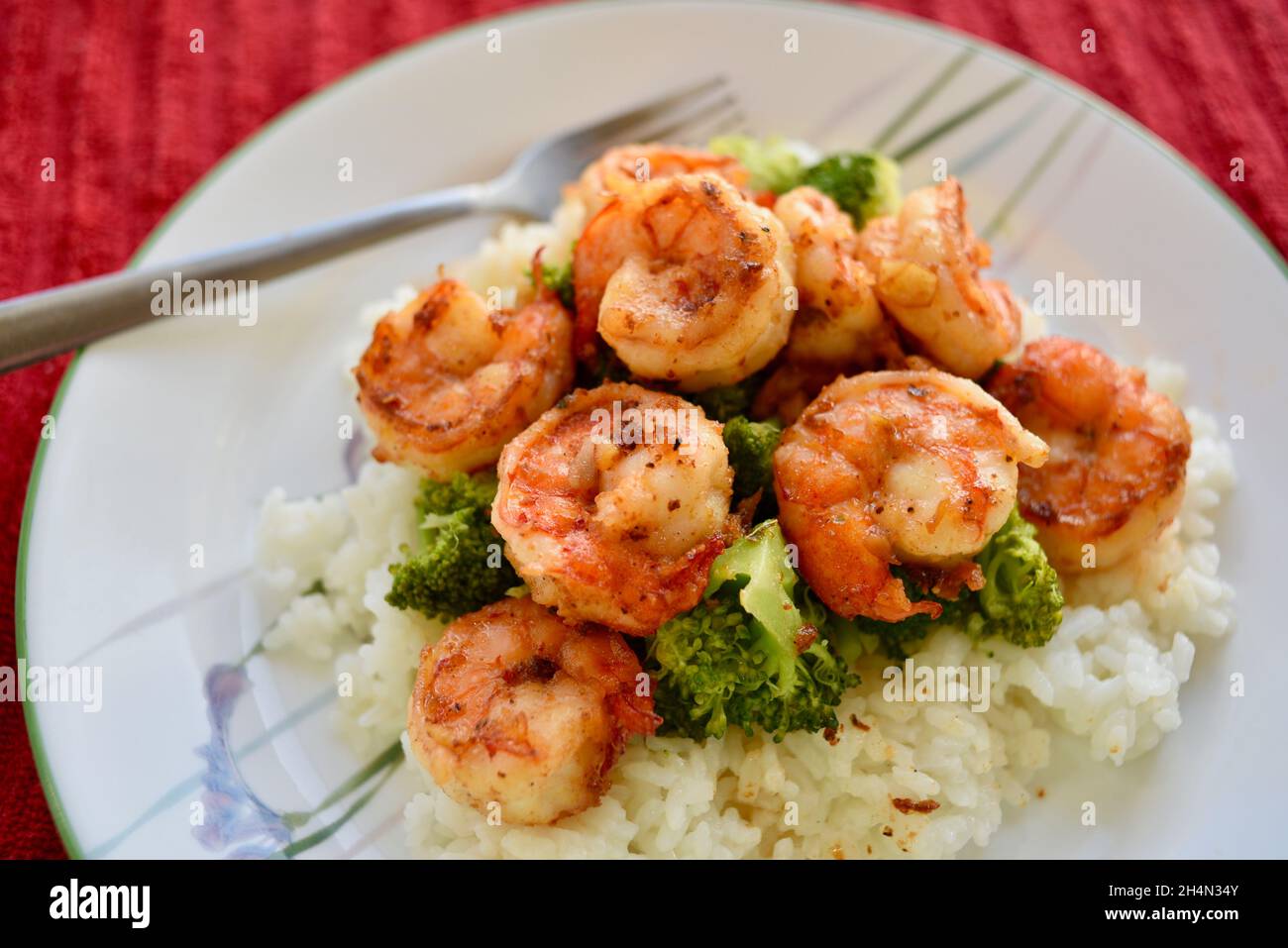 Il famoso gambero all'aglio North Shore servito su broccoli e riso su un piatto bianco, Oahu, Hawaii, USA Foto Stock