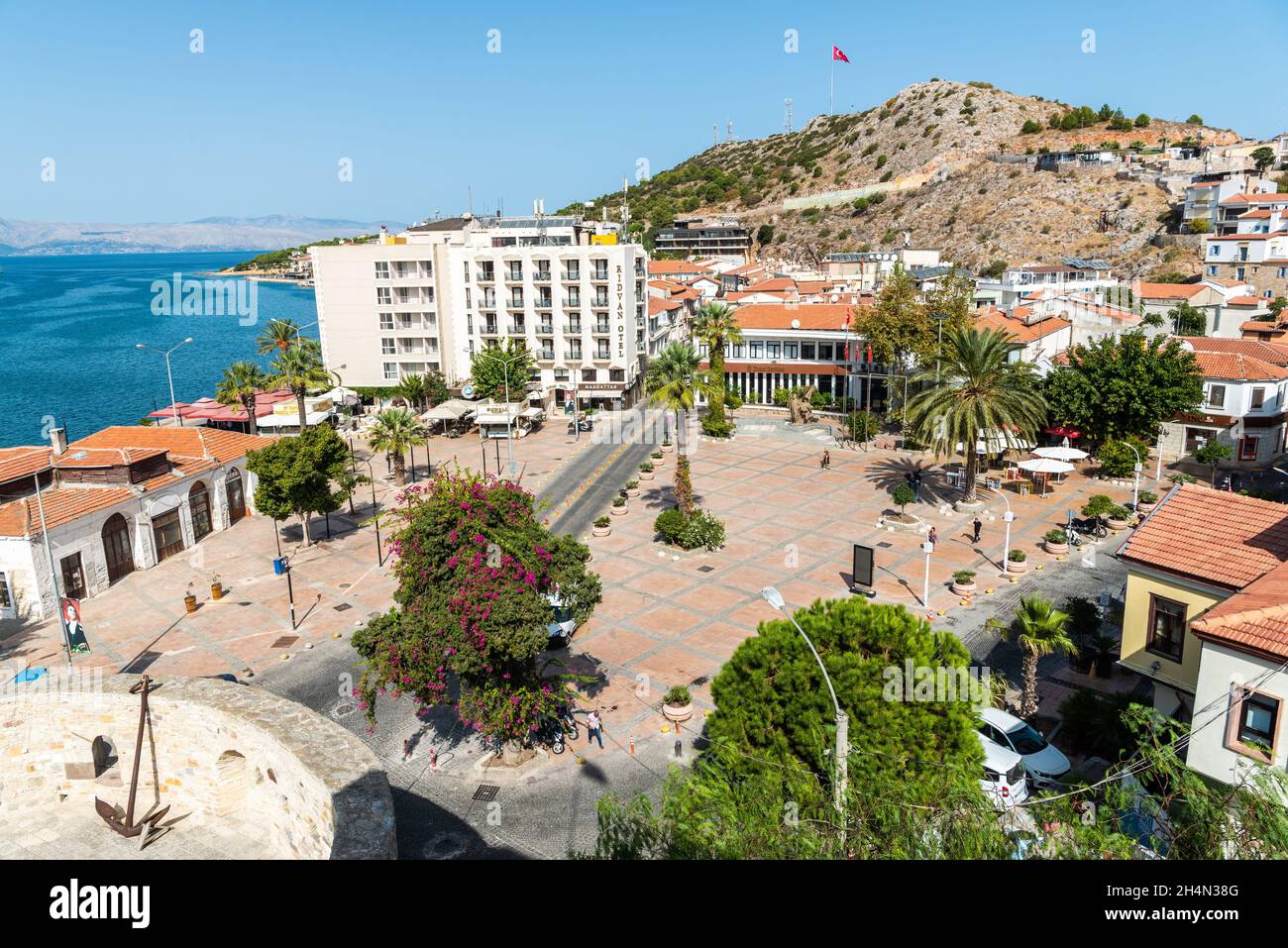 Cesme, Izmir, Turchia – 4 ottobre 2020. Vista su Cumhuriyet Meydani piazza nella località turistica di Cesme della provincia di Izmir in Turchia. Vista con gli edifici, Foto Stock