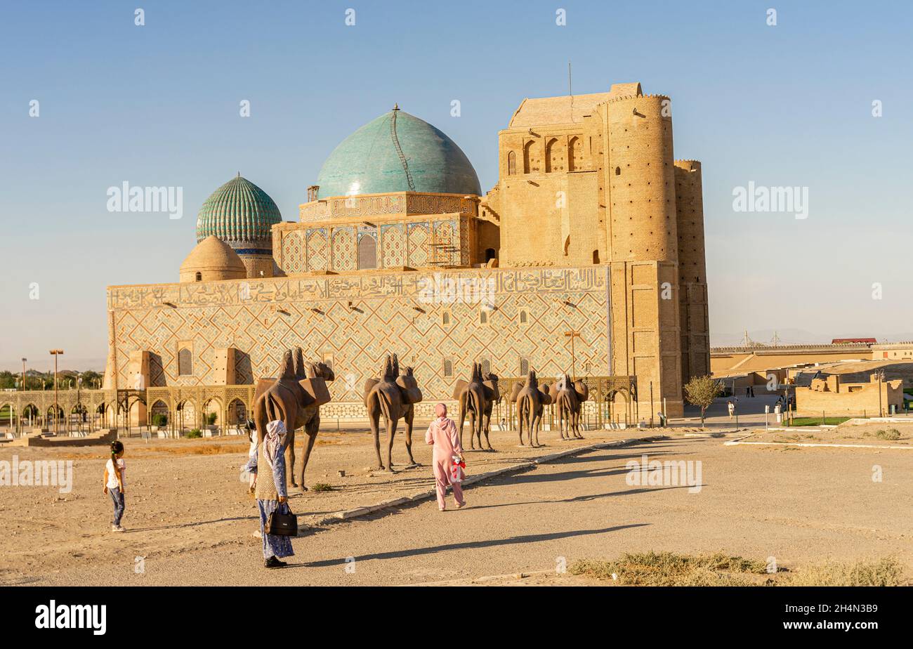 Mausoleo di Khoja Ahmed Yasawi, XIV secolo. Principale attrazione turistica per viaggiatori e visitatori in Turkistan, Kazakistan, Asia centrale Foto Stock