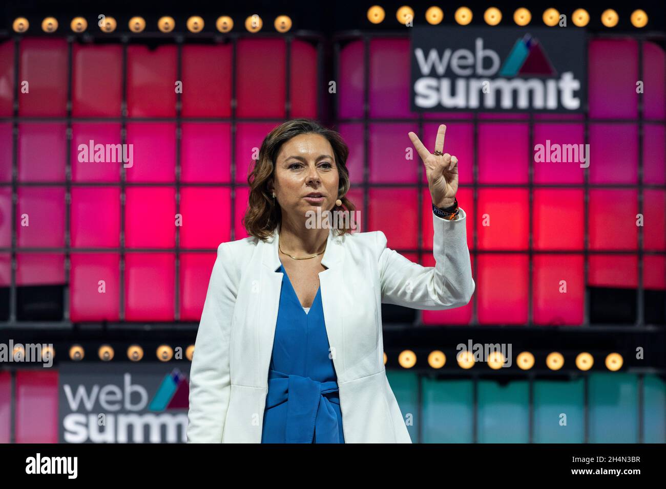 Lisbona, Portogallo. 03 novembre 2021. CEO di Neuroelectrics, Ana Maiques, si rivolge al pubblico di Altice Arena Center Stage durante la terza giornata del Web Summit 2021.Largest, conferenze tecnologiche, punto d'incontro, dibattito, evoluzione tecnologica, Web Summit Credit: SOPA Images Limited/Alamy Live News Foto Stock