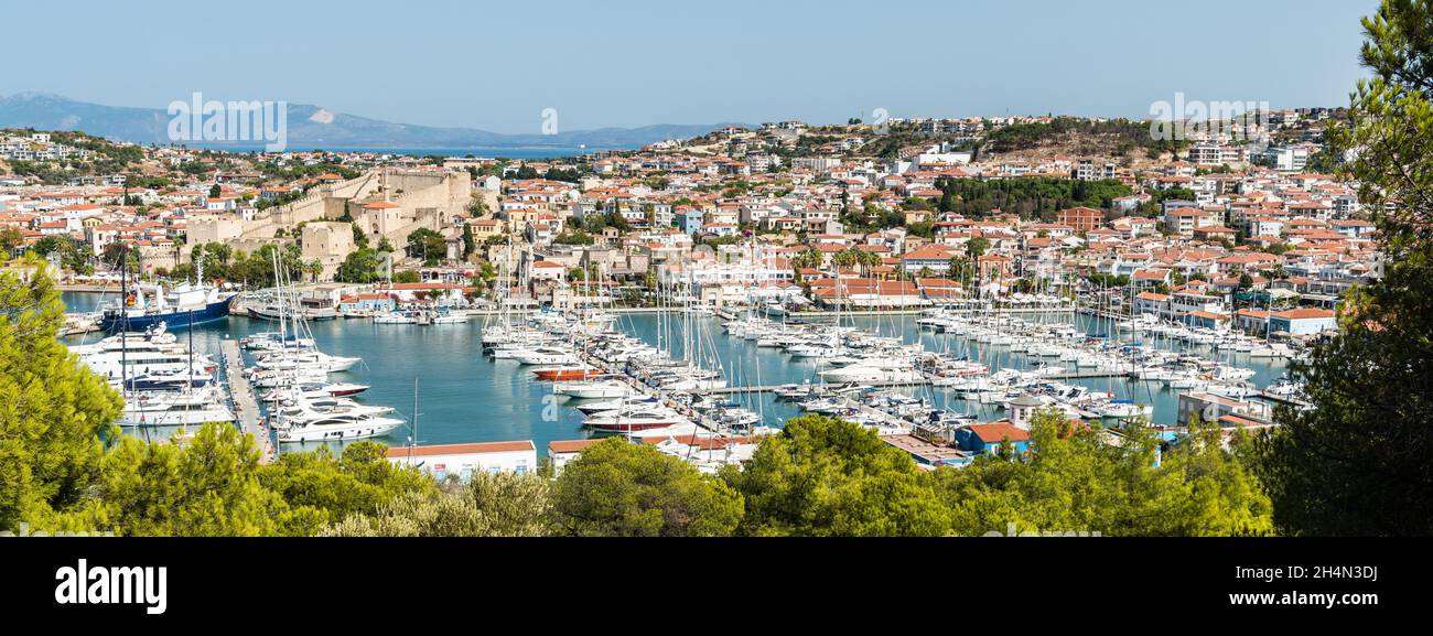 Cesme, Izmir, Turchia – 4 ottobre 2020. Vista sul porto e sulla fortezza genovese nella località turistica di Cesme nella provincia di Izmir in Turchia. Foto Stock