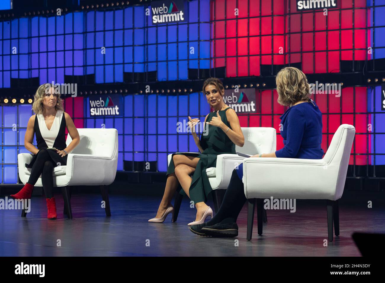 Lisbona, Portogallo. 03 novembre 2021. L'Ambasciatore delle Nazioni Unite, Catarina Furtado (C) si rivolge al pubblico presso l'Altice Arena Center Stage durante la terza giornata del Web Summit 2021.Largest, conferenze tecnologiche, punto di incontro, dibattito, evoluzione tecnologica, Web Summit Credit: SOPA Images Limited/Alamy Live News Foto Stock